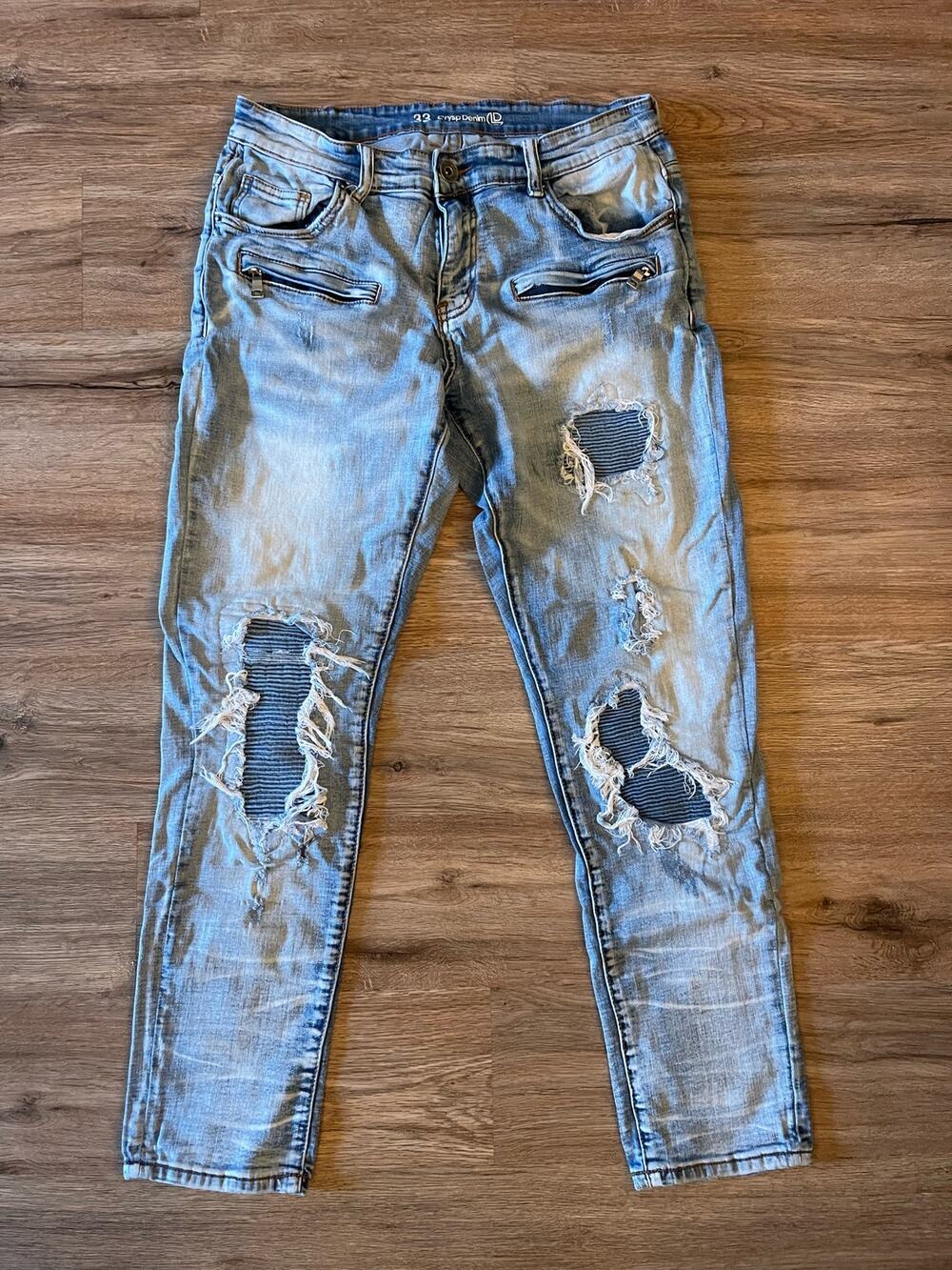 Crysp Denim Distressed Light Wash jeans with Zipper Pockets Size 33x30